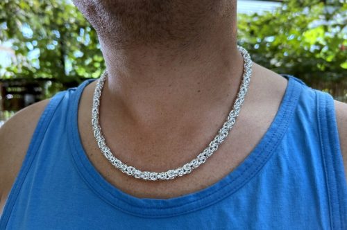 Kraljeva veriga srebra 925, ročno izdelana, 93 g, 6,5 mm, 60 cm - Bizantinsko tkanje za eleganco in vzdržljivost. Ta čudovit kos nakita je izjemno trpežen in primeren za vsakodnevno nošenje. Ročno izd