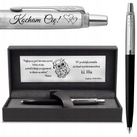   Parkirajte svoj pisalni pribor s stilom s Kemičnim svinčnikom Parker Jotter 60 z GRAVIRANJEM. Ta eleganten in zanesljiv kemični svinčnik je popolno darilo za vašo mamo, očeta ali učiteljico. Kemični s