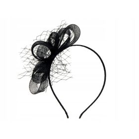   rni čipkasti fascinator z vezenino in tilom, ročno izdelan v modni delavnici v Sloveniji. Elegantna satenasta trakova opremljena s cvetličnim motivom iz crin in tila, ki dodajo eleganco in šarm. Prime