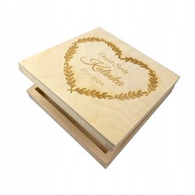 DREVENA ŠKATLICA ZA KRSTNE IN OBHAJILNE SVEČE, GRAVIRANA