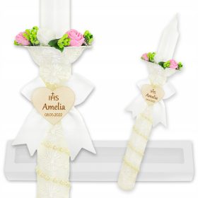   ELEGANTNA SVEČA ZA PRVO SVETO OBHAJILO Z ROČNO OKRAŠENA IMENOM DEKLICE IN DATUMOM TER LEPO OKRAŠENIM OKAPNIKOM