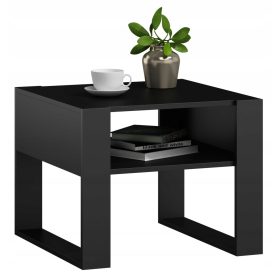   Klubska mizica KAJA KWADRAT, moderna in elegantna, izdelana iz 18 mm laminirane plošče s PVC obrobo 0,6 mm. Ta praktična mizica je idealna za vsak prostor, bodisi majhen salon ali večje prostore. Njen