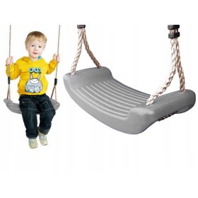   Varno plastično otroško gugalnico s širokim sedežem, idealno za notranjo in zunanjo uporabo. Izdelana iz trpežnega materiala PP, s certificirano varno konstrukcijo za otroke od 3. leta naprej. Prilože