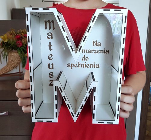 Drevesna skrinjica za shranjevanje denarja z veliko abecedo 30 cm