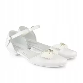  Eleganten model obhajilnih čevljev za deklice, ki bo popoln dodatek k obhajilni obleki. Buti so izdelani iz visoko kakovostnega materiala in imajo udoben dizajn z zapičkom in nastavljivim trakcem. Čev