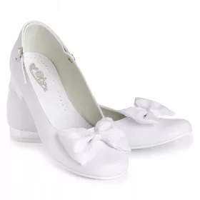   Eleganten par obhajilnih čevljev za deklice, model KBD-816, v velikosti 34. Ti prefinjeni beli čevlji so idealni za posebne priložnosti, kot je prva obhajilo. Izdelani so iz kakovostne ekološke kože, 