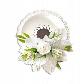   Krasen cvetlični kapnik za okrasitev sveče ob različnih priložnostih. Plastični kapnik je obogaten z ročno izdelano kompozicijo cvetja. Učinkovit dodatek za okrasitev krstne sveče ali obhajilne sveče.