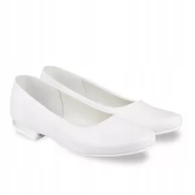   Elegantni obhajilni čevlji za deklice Minko, št. 35, izdelani za posebne priložnosti. Ti čudoviti beli čevlji so oblikovani za udobno nošenje in imajo 1,5 cm peto v srebrni barvi. Zunanji del je izdel