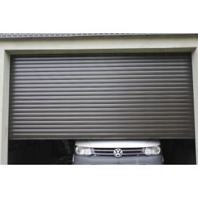 Garažna vrata s senčili za garažo