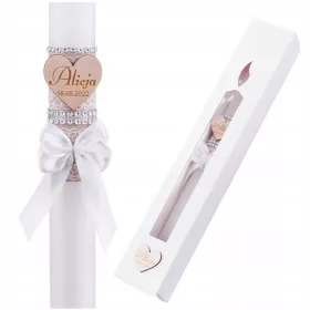   Slovenian Name: Dekorativna sveča za prvo obhajilo s personalizacijo in etuijem

SEO-Optimized Description:
Ta prekrasen ročno okrašen komplet vsebuje personalizirano svečo za prvo obhajilo in elegant