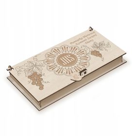   Glede na zahteve za optimizacijo izdelka za slovenski trg, tukaj je optimizirano ime in opis:

Optimizirano ime: Grawerirano darilno škatlo za spomin na prvo obhajilo

Optimiziran opis: Grawerirana da