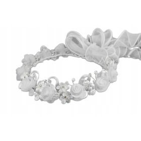   Obhajilni venček z ročno izdelanimi belimi cvetovi, listi in koralami