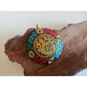   Orientalski obesek z indijskim simbolom OM - črno lesni vrezan s tibetanskim srebrom v zlati barvi. Obesek okrašen z naravnim turkizom in koralami, brez priložene verige. Izdelek je primeren za ljubit