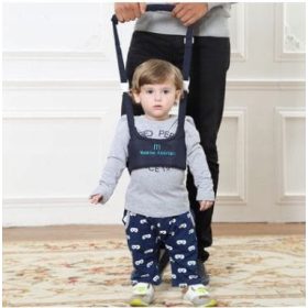 PODPIRANJE OTROK PRI UČENJU HOJE Z UPORABO PASOV ZA HOJO