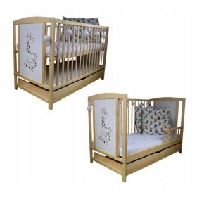   LJUBEČA otroška postelja BRUNO s predalnikom, izdelana iz kakovostne borovine, dimenzij 120x60 cm, bo popolna izbira za udoben in varen spanec vašega malčka. Postelja ima 3 stopnje regulacije višine, 