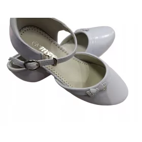   Elegantni balerinke za deklice velikosti 37 s čudovito pentljo na peti, idealne za posebne priložnosti, kot je komunija. Te čudovite čevlje odlikujejo nežen dizajn in udobna notranjost, ki bo vaši dek