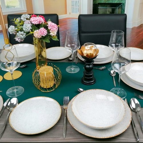 Ljubljanski servis za 6 oseb - Porcelan Lubiana Kerajet, 18 kosov za vrhunsko doživetje obroka. Ta eleganten servis vključuje 6 obročnikov, 6 desertnih krožnikov in 6 globokih krožnikov v odtenkih bež