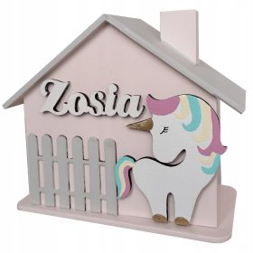   Hranilnik za deklico s personaliziranim imenom, idealno darilo za posebne priložnosti. Ta ročno poslikana lesena skarbonka v obliki hišice bo navdušila vsakega otroka. Spredaj ima ograjico in ročno po