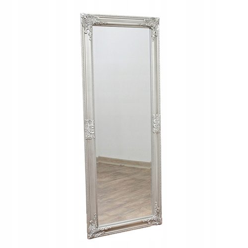 Elegantno stensko ogledalo v srebrnem okviru za dodajanje stila in elegance vašemu domu. To čudovito ogledalo je stilizirano na antik in ima leseno okvir, ki je okrašen z delikatnimi ornamenti in pati