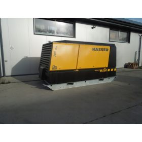   Kompresor brez olja KAESER M250 2023 z zmogljivostjo 20,00 m3/min. Ta prevozni kompresor je opremljen z motorjem MERCEDES-BENZ s 210 kW moči. Tehta 3346 kg in je popolnoma nov, z 0 prevoženimi urami. 