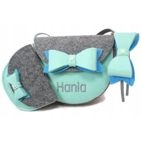   Otroska torbica Minty z imenom, pentljami in naglavnim trakom