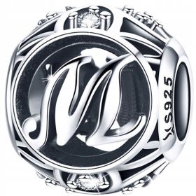   Slovenian name: Uhančki, črka M, srebro 925, elegantni uhančki, črka M

SEO-optimized description:
Začarajte se z elegantnimi uhančki s črko M, izdelanimi iz visokokakovostnega srebra 925. Ti čudoviti