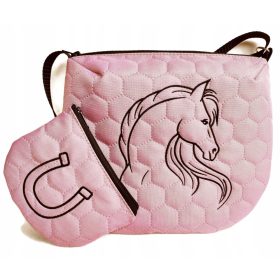   Otroška torba s konjičkom in denarnica v obliki podkve, izdelana iz vodoodpornega materiala, z reguliranim pasom in bombažno podlogo. Dimenzije torbe: 28cm x 23cm x 24cm, denarnice: 14cm x 10,5cm. Ta 