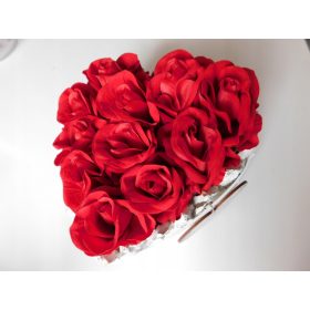 Nagrobna kompozicija s srcem in vrtnicami