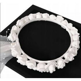 Venec obhajila z biseri in cvetjem