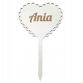   Komunijso okrasje, izrezljano srce z imenom na stojalu - dekoracija za prvo obhajilo, okras za cerkev. Izdelano iz 3 mm HDF, obarvano na belo, dimenzije: širina srca 16,5 cm, višina srca 14,5 cm, skup