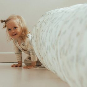  Tunel za otroke Flowers and Berries s poliestrskim materialom in dimenzijami 182 x Ø46 cm, je idealen za aktivno igro in zabavo vašega otroka. Ta čudovit tunel z rastlinskim vzorcem blagovne znamke Th