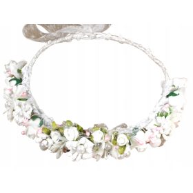   Wianek za prvo obhajilo z belimi in kremnimi cvetovi ter biseri