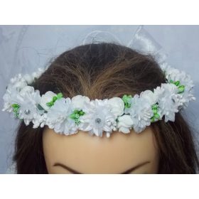 Komunijni venček z belimi vrtnicami in zelenimi dodatki