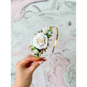   Ročno izdelan obhajilni venec s cvetjem v beli barvi z dodatkom zelene in zlatega, pritrjen na zlati kovinski trak. Venec brez zob. Izjemno učinkovit oblikovni dodatek za posebne priložnosti, kot je p