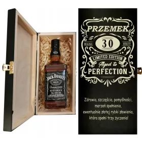   Slovenian Name: ELEGANTNA ŠKATLA ZA WHISKEY JACK DANIELS S PERSONALIZACIJO

SEO-Optimized Description: 
Elegantna škatla za whiskey Jack Daniels v črni barvi je popolno darilo za ljubitelje viskija. I