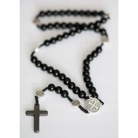    Moški benediktinski rožni venec iz oniksovih kamnov na vrvici z mošnjičkom