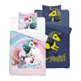   Posteljnina z motivom samoroga, ki sveti v temi, dimenzije 140 x 200 cm. Izdelana iz mehke in prijetne bavarske tkanine, ki ne draži kože. Originalen dizajn in živahna barvna kombinacija naredita to p