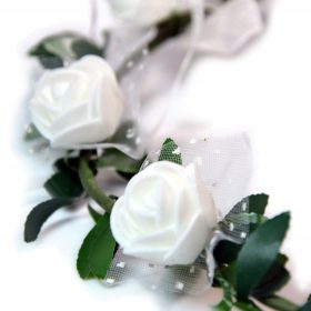 Wianek komunijny z białymi różyczkami