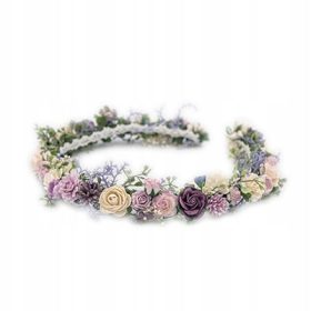   Vijolični nežni venček hostija v tonih fioleta, sivke in svetlega kremna. Venček je sestavljen iz ročno izdelanih in barvanih papirnatih cvetov, naravne sušene gipsifikacije ter sintetičnih listov. Za