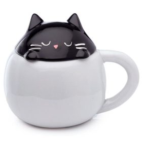   Kubek z 3D pokrovom Mačka Črna - Originalen in zabaven kubek s pokrovom v obliki mačke, ki radovedno pokuka iz skodelice. Ta izjemen kubek bo prinesel veliko veselja v vsakdan vsakega ljubitelja mačk.