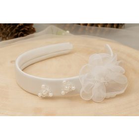   Bela komunijna trak za lase, okrašen s cvetjem, biseri in koralami