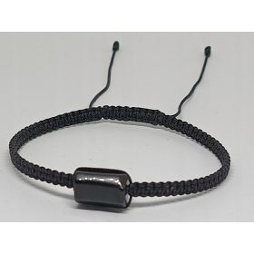   Elegantna zapestnica s črnim turmalinom in naravnim kamnom makrame je popoln talisman za zaščito in dobro počutje. Črni turmalin velja za močan kamen, ki ščiti pred negativnimi energijami in pomaga ur