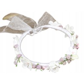   Wianek za prvo obhajilo z belimi in vijoličnimi cvetovi - 100 % ročno izdelan. Ta izjemno natančen in skrbno izdelan venec je popoln dodatek k pomembni slovesnosti prve obhajila. Vsak cvet v venčku je