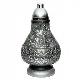   Slovenian Name: Svečnik VITRAŽ KARAFA DEKOR srebrna za grobove in spomine

SEO-Optimized Description:
Začinite spomine na svoje najdražje z eleganco in stilom s svečnikom VITRAŽ KARAFA DEKOR srebrna. 