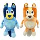 PLIŠASTI KOMPLET MASKOT BLUE IN BING 28 cm | Zabavajte se s tem čudovitim setom plišastih maskot Blue in Bing. Oba psička sta izdelana iz mehkega plusa in sta visoka približno 28 cm. Ti prikupni pliša