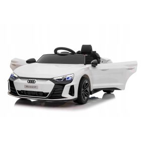 Avto Audi bele barve