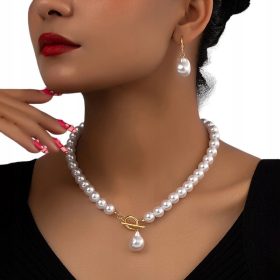   Elegantni komplet nakita z biserno ogrlico in zlatimi belimi uhani, ki izžareva klasičen, eleganten in retro videz. Ta čudovit set vključuje uhane in ogrlico s perlicami, ki sta popolna darila za Vale