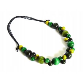   Nežna zelena lesena ogrlica z nastavljivo dolžino in mešanico koralnih perlic. Ročno izdelana ogrlica je pletena na trpežni bombažni vrvici iz koralnih perlic velikosti med 12-20mm. Koralne perlice so