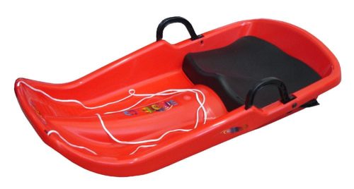 Ciklon rdeči plastični bob z zavorami in sedežem, primeren za rekreacijsko uporabo. Izdelan za udobno in varno drsenje po snegu. Sedež omogoča ločitev otroka od hladnega snega, kar zagotavlja boljše p