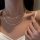 Elegantna srebrna ogrlica z dvojno verigo za nežen in zapeljiv videz. Izjemno priljubljen choker nakit, ki se elegantno ovije okoli vratu in poudari vašo eleganco. Ta čudovit kos bo popoln dodatek k v